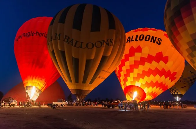 Ballons leuchten vor der Morgendämmerung auf dem Startfeld