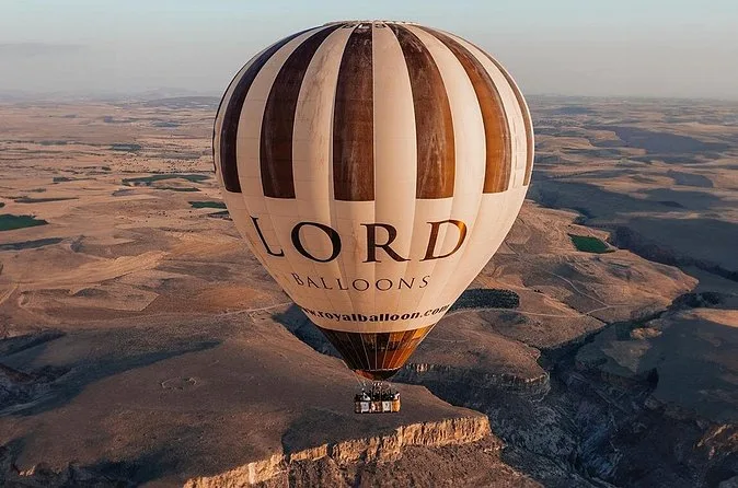 A balloon over a deep canyon in Soğanlı